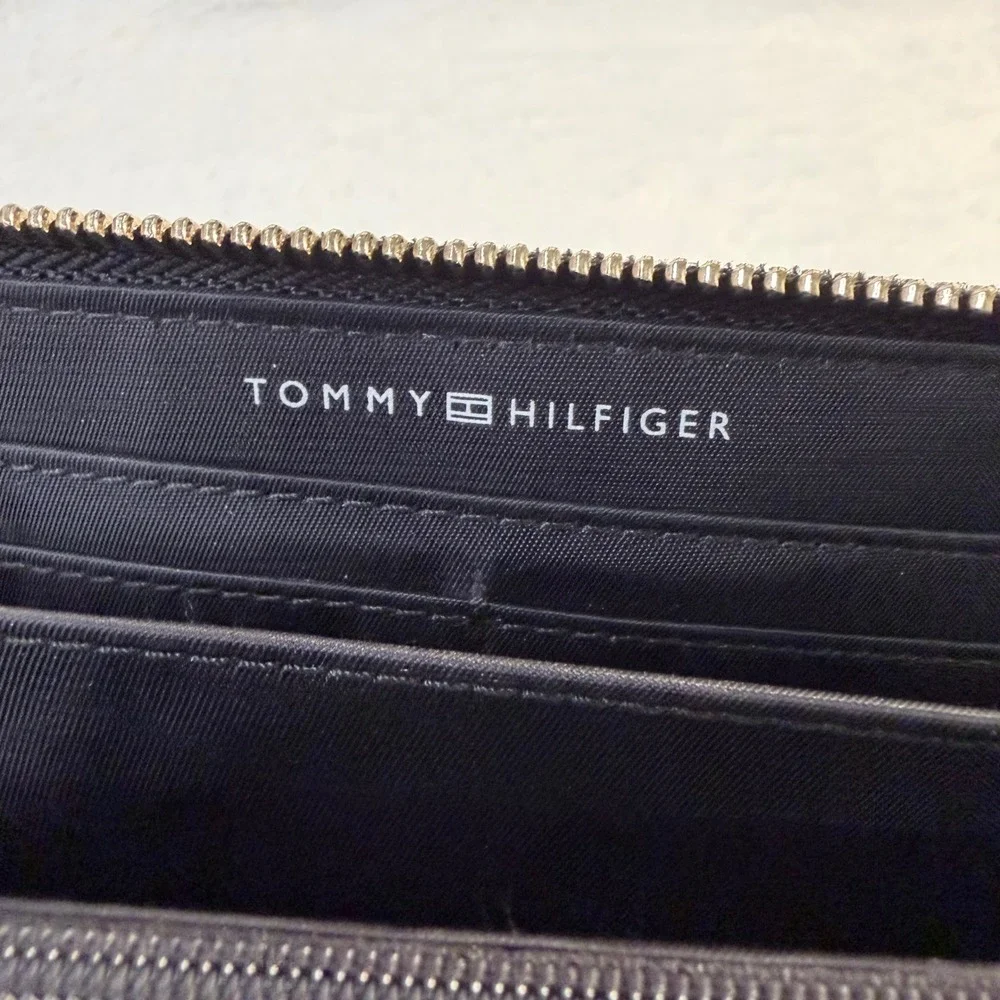 Tommy Hilfiger Zip Around Wallet Womens OS Black Excellent Nylon Gold Logo